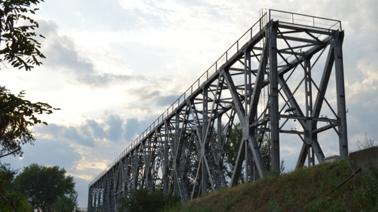 Кишинев яссы. Унгены мост Эйфеля. Эйфелев мост Молдавия. Молдова Унгены мост. Железнодорожный мост в Унгенах.