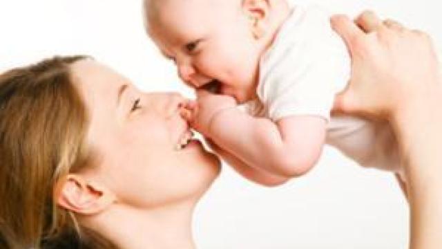 Administrarea de antibiotice mamelor în timpul nașterii afectează flora intestinală a bebelușilor 
