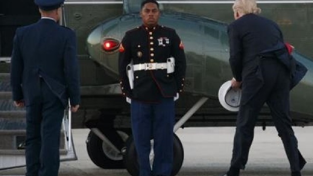 VIDEO | Gestul lui Donald Trump de a ridica cascheta unui militar în post la elicopterul prezidențial, viral pe internet 