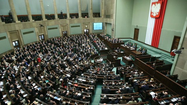 Varșovia ignoră avertismentele europene, inclusiv riscul sancțiunilor, și adoptă reforma Curții Supreme