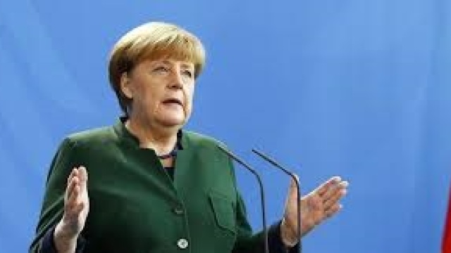 Angela Merkel atacată cu roșii în timpul unui miting electoral la Heidelberg