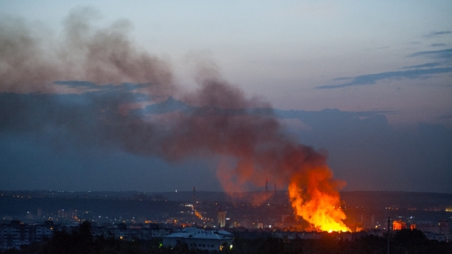 FOTO / VIDEO | Incendiul de pe Stadionul Republican, PROVOCAT accidental sau intenționat. Orașul rămâne un uriaș depozit de crengi