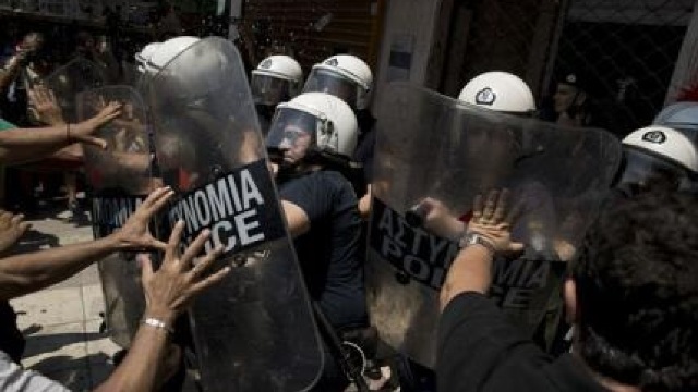 Grecia | Anarhiști au devastat principala stradă comercială din Atena 
