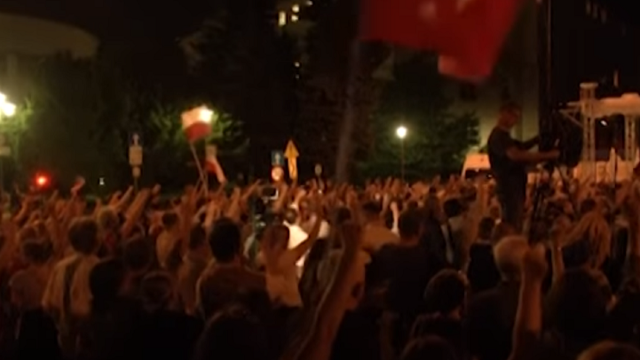 Zeci de mii de polonezi au ieșit în stradă pentru a protesta față de reforma sistemului judiciar