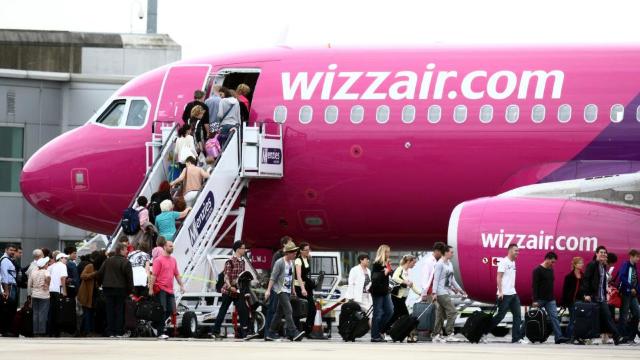 Wizz Air: Pasagerii vor putea lua la bordul avionului un bagaj mai mare, inclus în prețul biletului
