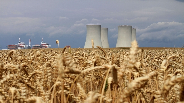 Franța se angajează să închidă până la 17 reactoare nucleare înainte de 2025 