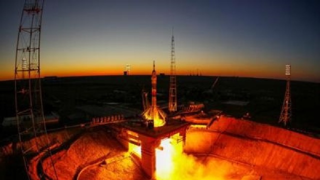 O capsulă Soyuz cu un echipaj de trei astronauți a fost lansată spre ISS