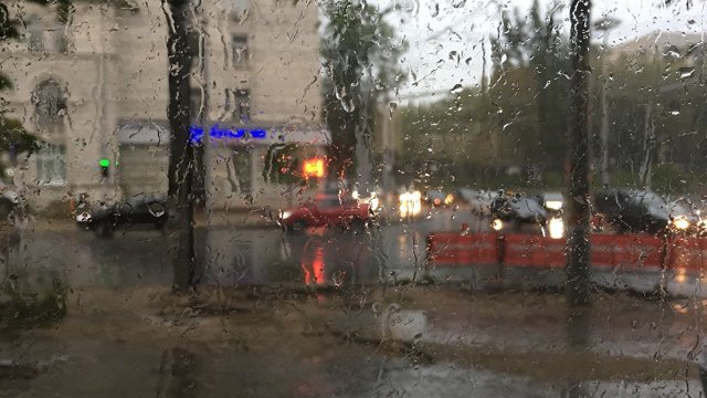 Din cauza ploilor, pe unele străzi din Capitală se circulă cu dificultate