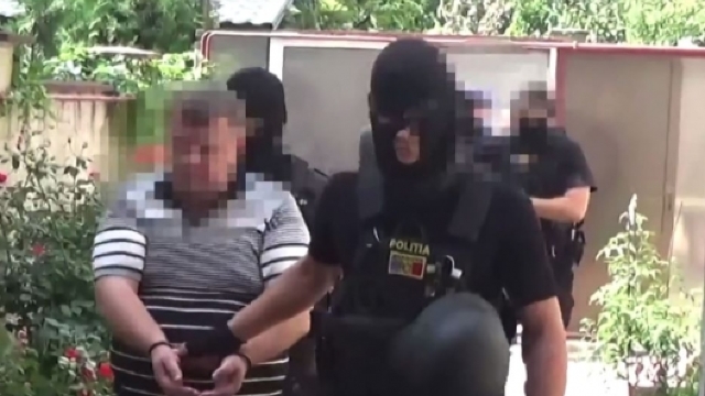 VIDEO | Cinci cetățeni azeri  au fost reținuți pentru 72 de ore într-un dosar de șantaj