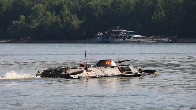 Un TAB 77 al Armatei Române s-a scufundat în Dunăre în timpul unui exercițiu militar (VIDEO)
