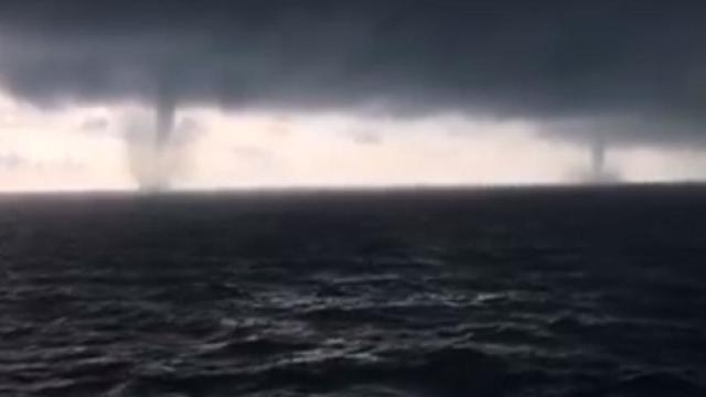 Doua tornade marine, filmate de pe o platformă petrolieră de la Marea Neagră (VIDEO)