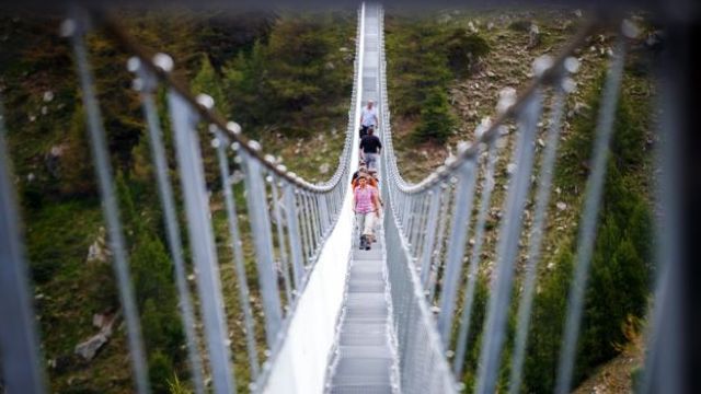 FOTO | Cel mai lung pod de pietonal suspendat din lume, inaugurat în Elveția