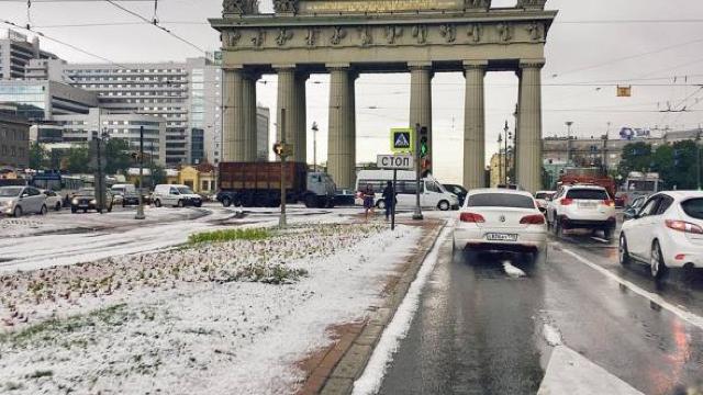 VIDEO | Sankt Petersburg a fost acoperit de un strat de gheață și zăpadă, în mijlocul lunii iulie