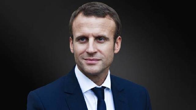 Macron și-a schimbat croitorul pentru a purta doar costume ''made in France''