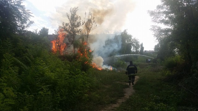 FOTO | Un nou incendiu în Chișinău. A ars un depozit de crengi uscate din sectorul Botanica