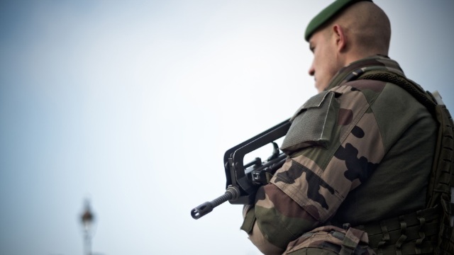 Atacul de la Paris | Ministrul apărării condamnă 'un act laș' 