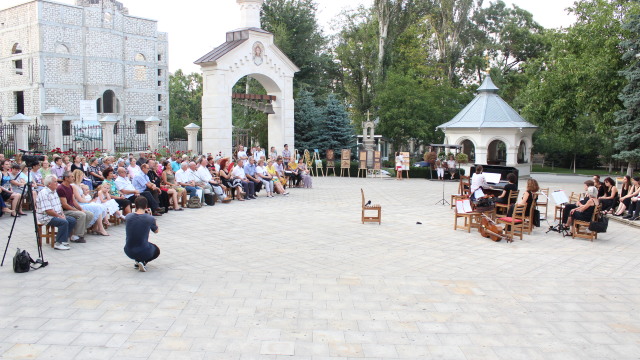 FOTO | Concert inedit, în curtea Bisericii ”Sfântul Dumitru” din Chișinău