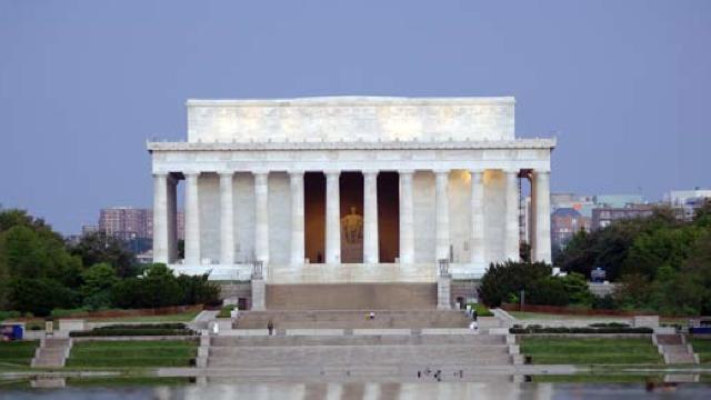 Monumentul lui Lincoln din Washington a fost vandalizat cu graffiti 