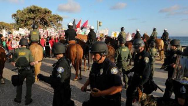 Protestatari antiimigrație și oponenții lor au manifestat pe o plajă din California