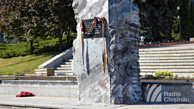 PL: Se încearcă scoaterea Pietrei comemorative a victimelor ocupației sovietice și ale regimului totalitar comunist din PMAN

