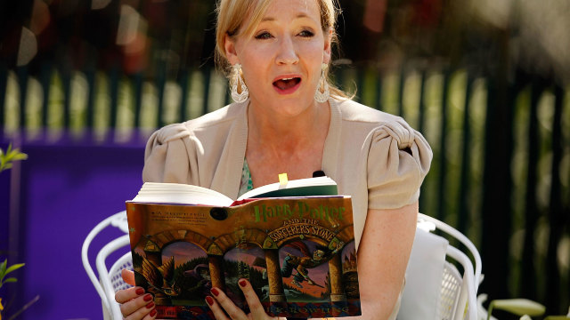 Forbes | J.K. Rowling ocupă primul loc în topul celor mai bine plătiți scriitori din lume
