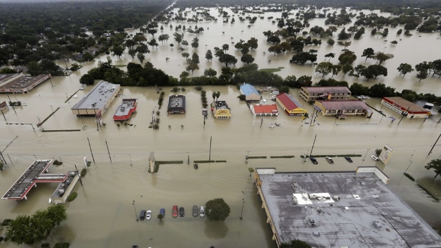 Uraganul Harvey a paralizat o cincime din producția de combustibili a SUA 