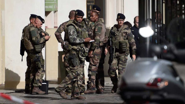 Franța: Bărbatul bănuit că a comis atacul împotriva militarilor la Paris este în continuare spitalizat și nu poate fi audiat