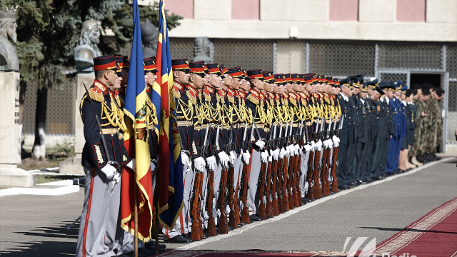 Oficialii au transmis mesaje de felicitare cu ocazia celei de a 26-a aniversări a Armatei Naționale