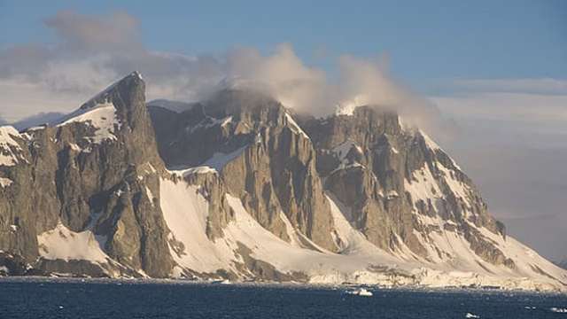 Oamenii de știință au descoperit 91 de vulcani sub stratul de gheață al Antarcticii 