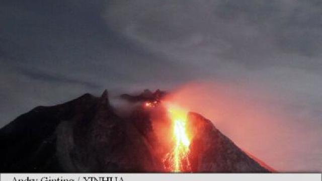 Indonezia | Vulcanul Sinabung erupe din nou, lansând gaz fierbinte 
