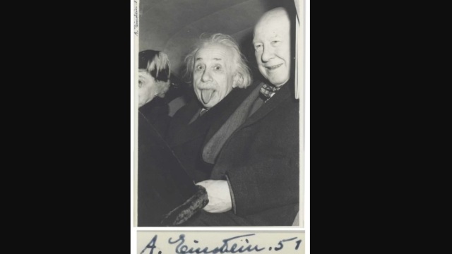 Celebra fotografie în care Einstein scoate limba, vândută pentru 125.000 de dolari