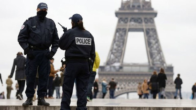 Manifestație de extremă dreaptă la Paris: 15 persoane arestate pentru port de armă
