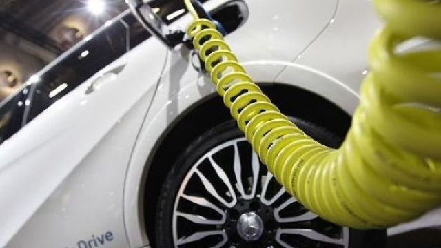Vânzările de mașini electrice și hibrid au luat avânt în România