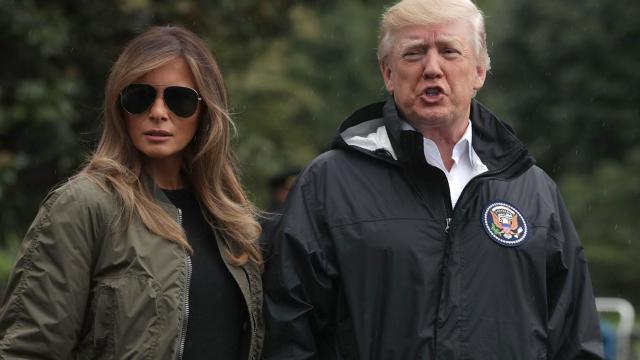 Ținuta Melaniei Trump pentru inundații. Tocuri cui și ochelari de aviator (FOTO)