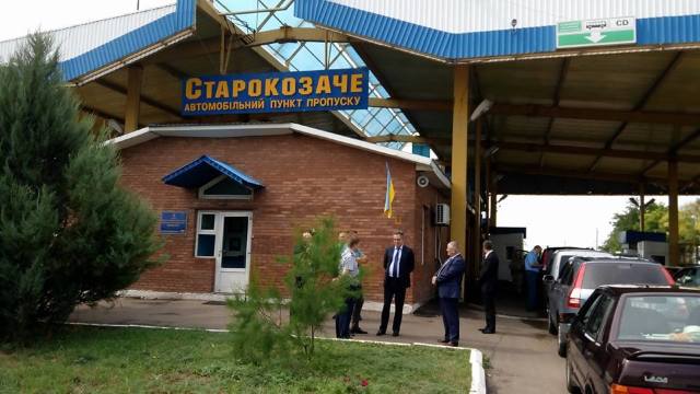 FOTO / VIDEO | Vitalie Vrabie, în vizită la Starokazacie, după ce moldovenii au stat 6 ore în vama ucraineană