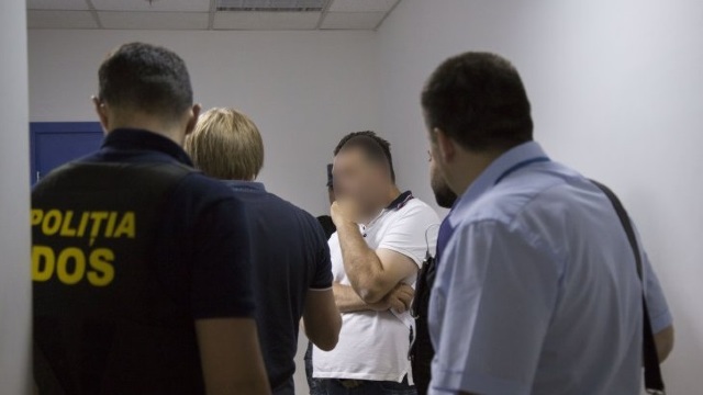 Trei infractori străini, condamnați pentru escrocherie și trafic de copii,  au fost extrădați din R.Moldova