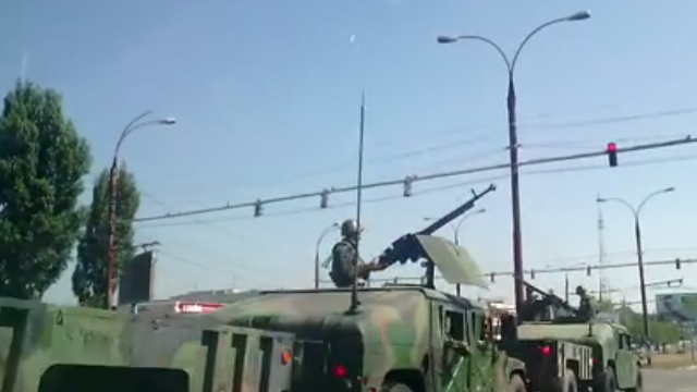VIDEO | Mașini blindate și persoane înarmate, surprinse pe străzile din Chișinău
