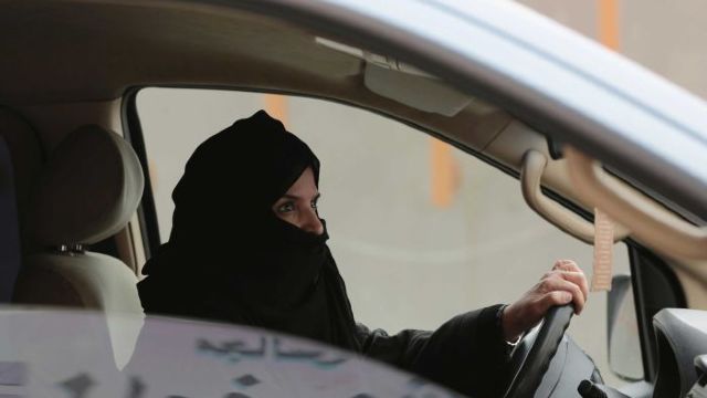 Regele saudit a emis un decret prin care permite femeilor să conducă mașini