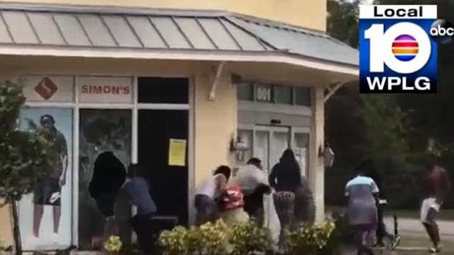 Peste 50 de persoane au fost arestate în Miami pentru că au furat în timpul uraganului Irma