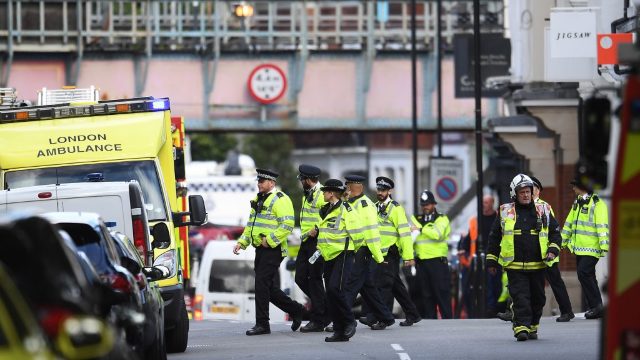 Poliția britanică arestează un al șaptelea bărbat în legătură cu atacul cu bombă din metroul londonez