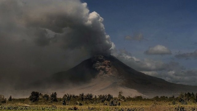 Autoritățile din Indonezia avertizează că vulcanul activ din insula Bali intră în 