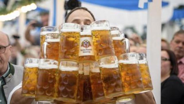 Un german și-a doborât propriul record mondial la cărat halbe de bere 