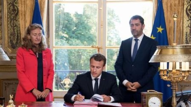 Premieră în Franța | Președintele Emmanuel Macron semnează legi în direct 