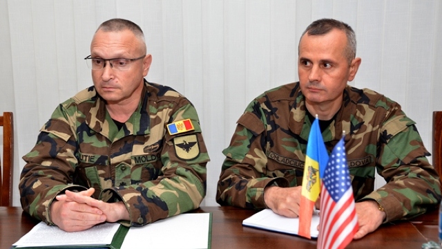 FOTO | Oficiali militari americani au fost decorați cu distincții ale Armatei Naționale a Republicii Moldova
