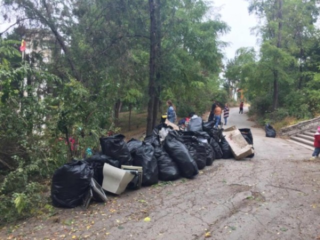 Tone de gunoi, strânse de voluntari la Complexul Memorial „Cimitirul Eroilor Români” din Chișinău