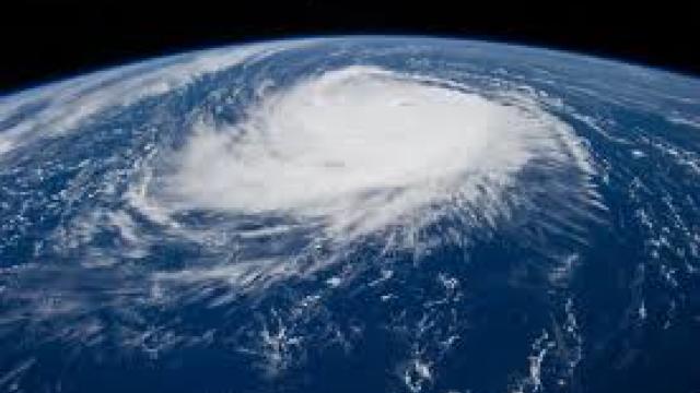 Autoritățile irlandeze și britanice au prevenit populația să fie pregătită pentru uraganul Ophelia