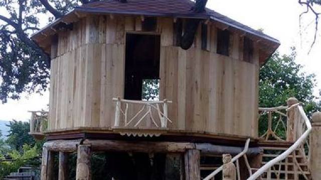 La Palanca s-a construit o căsuță unicat, suspendată pe un prăsad secular