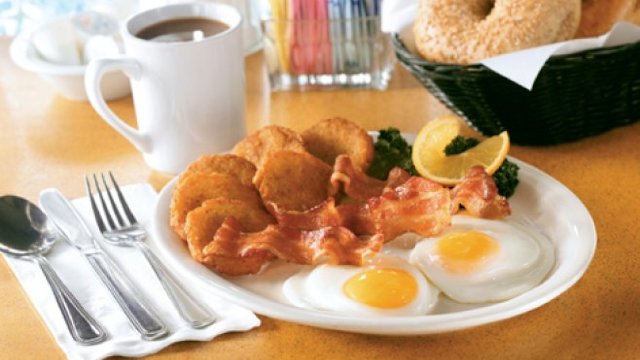 Studiu | Renunțarea la micul dejun dublează riscul de arterioscleroză