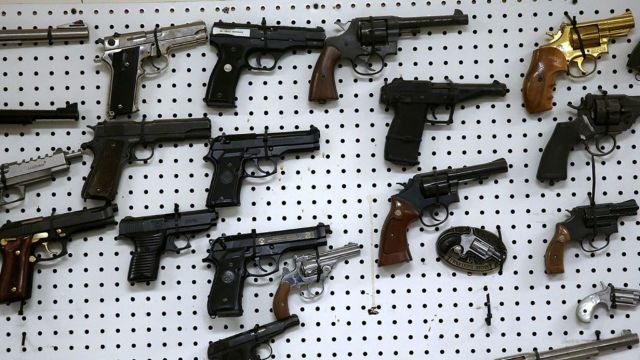 Parlamentul a votat reguli noi care vizează comercianții și deținătorii de arme
