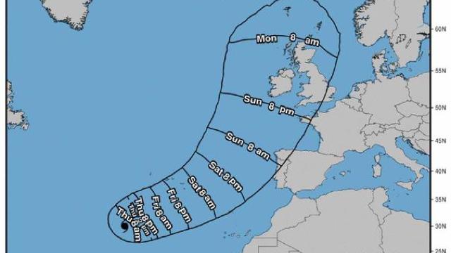 Uraganul Ophelia se apropie de Europa | Poliția Metropolitană a emis mai multe alerte meteo

